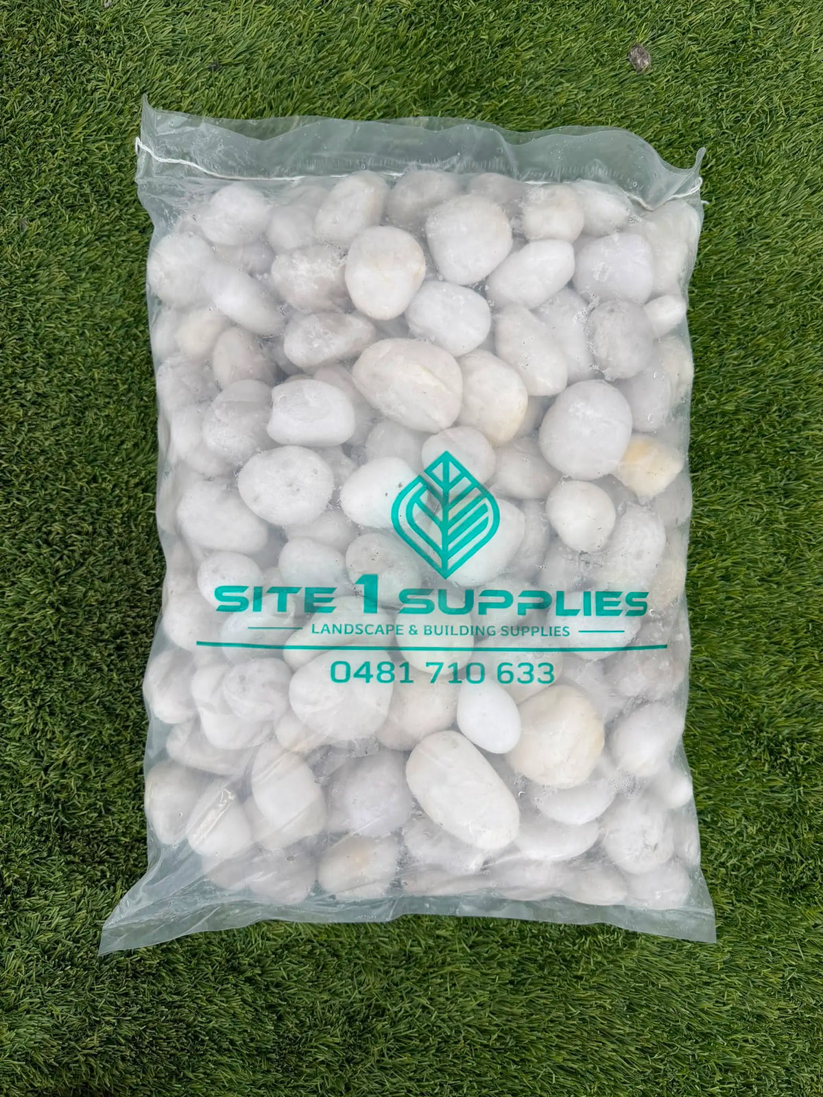 White High Polished Pebbles (3–5cm & 20 kg Bag)
